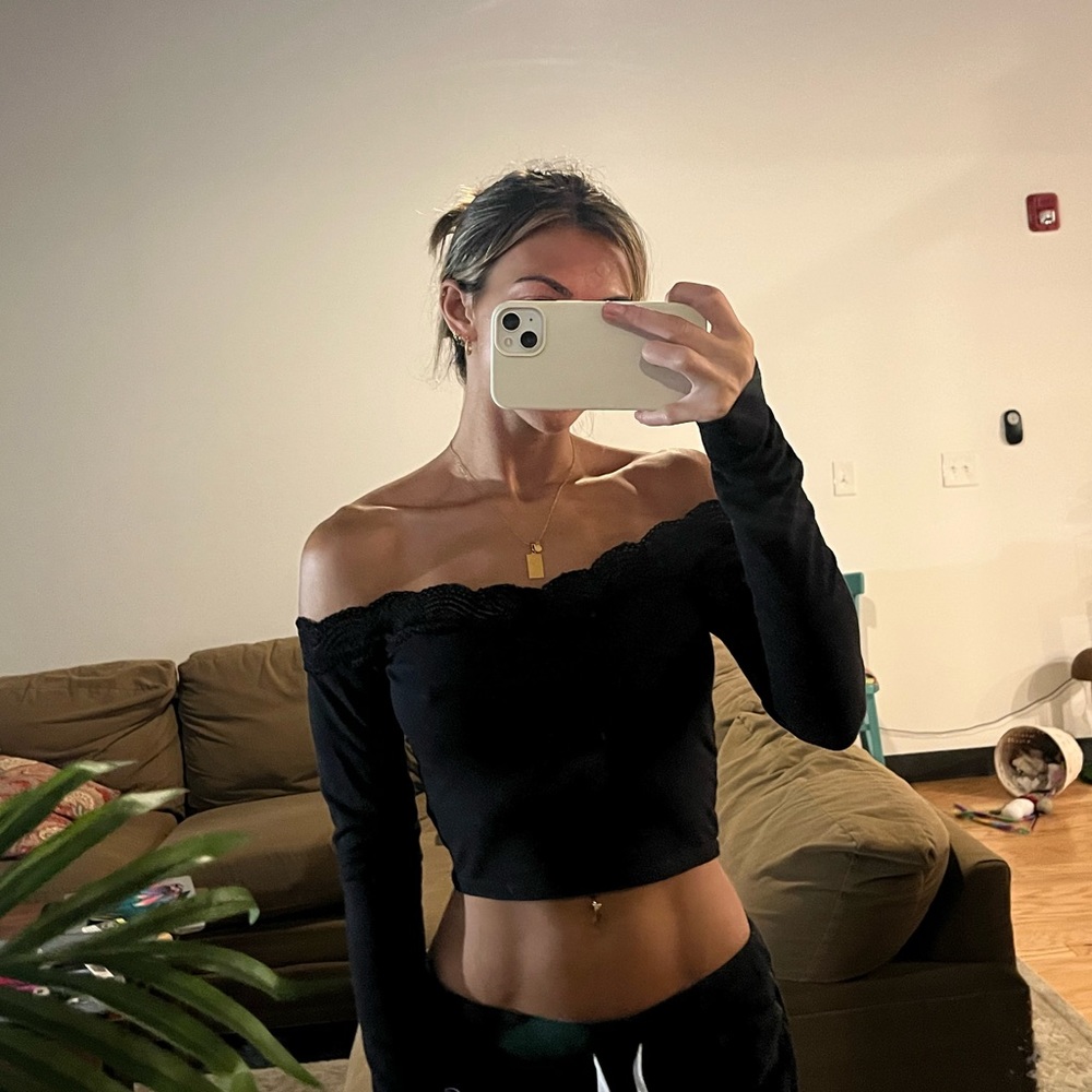 KENDALL & KYLIE OFF THE SHOULDER CROPPED LONG SLEEVE TOP (S)